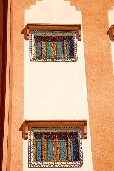 Окно в оранжевом и старом строительстве Wal кирпич исторический — стоковое фото