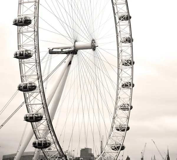 London eye in the spring sky and white clouds — Stock Photo, Image