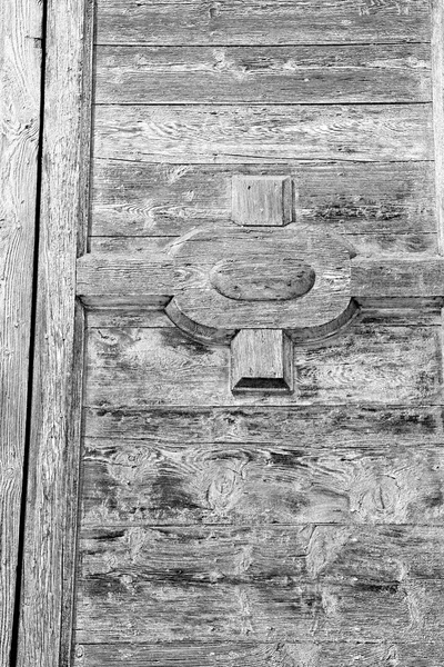 Textura de grano de una antigua puerta de madera marrón en italia euro —  Fotos de Stock