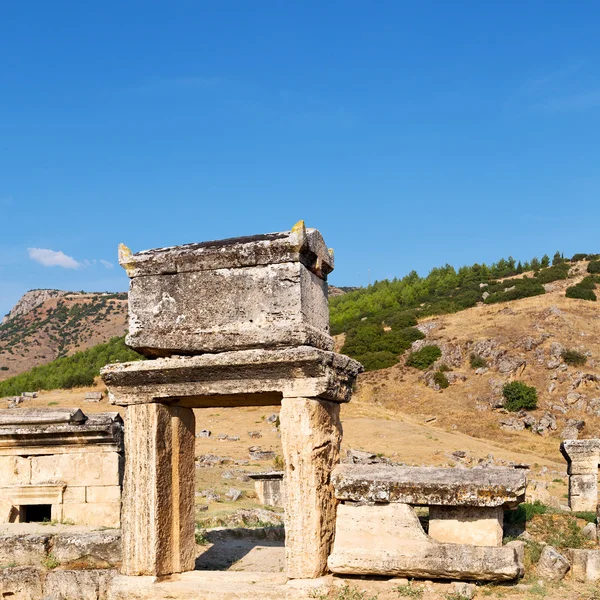 Ve Roma Tapınağı geçmiş pamukkale eski İnşaat olarak — Stok fotoğraf