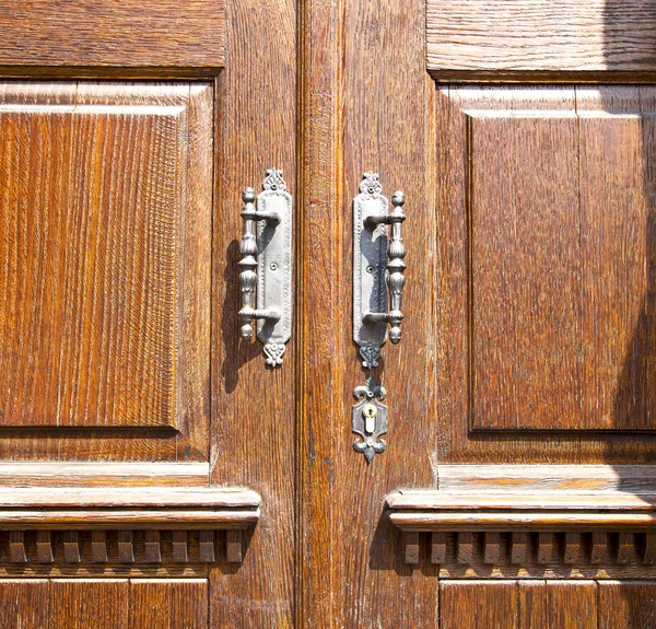 Em lonate pozzolo batedor uma porta curch fechado metal madeira ita — Fotografia de Stock