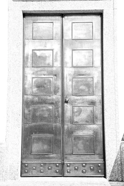 Old   door    in italy old ancian wood and traditional  texture — Stock Photo, Image