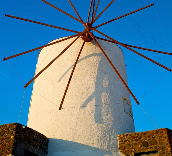 Gamla kvarnen i santorini Grekland Europa och sky soluppgången — Stockfoto