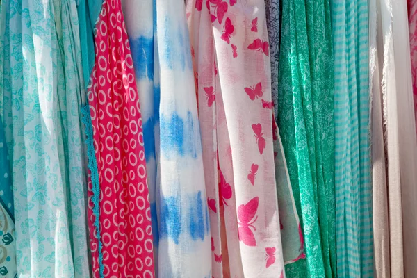 В теплых аксессуарах цветной шарф и платок старый — стоковое фото