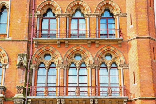 Antigua arquitectura mural en Londres ventanas inglesas y exteriores de ladrillo — Foto de Stock