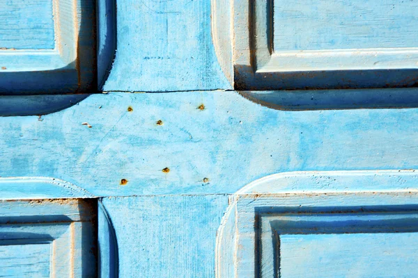 Dirty   in   blue wood door and rusty nail — Stock Photo, Image