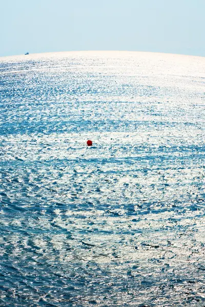 Espuma e espuma no mar da grécia mediterrânea — Fotografia de Stock