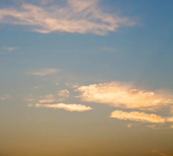 Im rot blauen Himmel Wolke und Sonnenaufgang orange Farbe — Stockfoto
