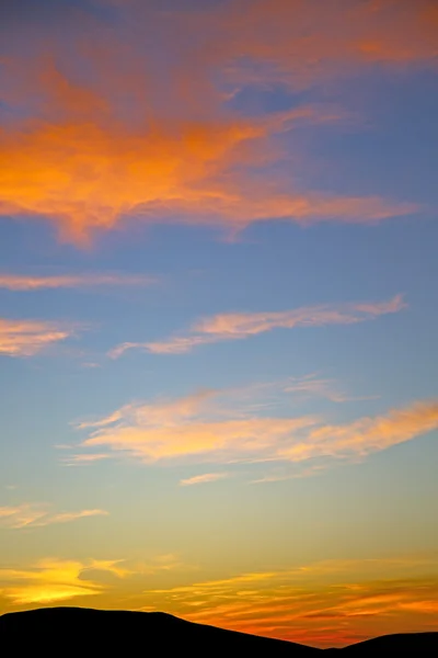 Le lever du soleil dans le fond des montagnes — Photo