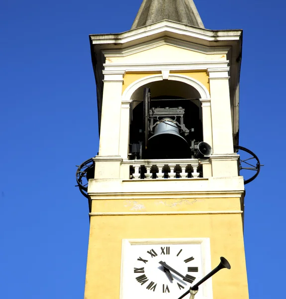 오래 된 cislago에서 추상 이탈리아 벽 및 교회 타워 — 스톡 사진