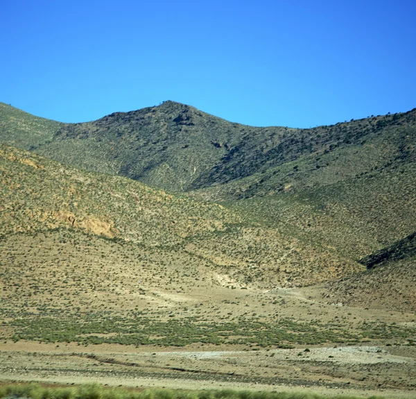 Údolí v Africe Maroko pozemní suché hory atlasu izolovat — Stock fotografie