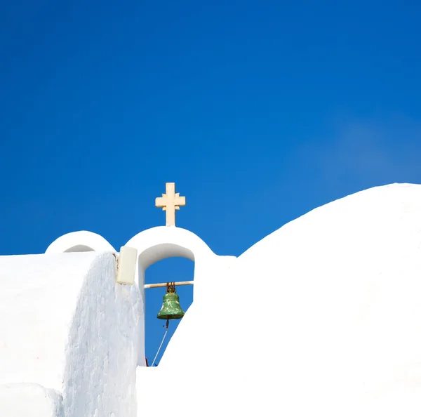 Croix dans santorin grec vieille construction et le ciel — Photo