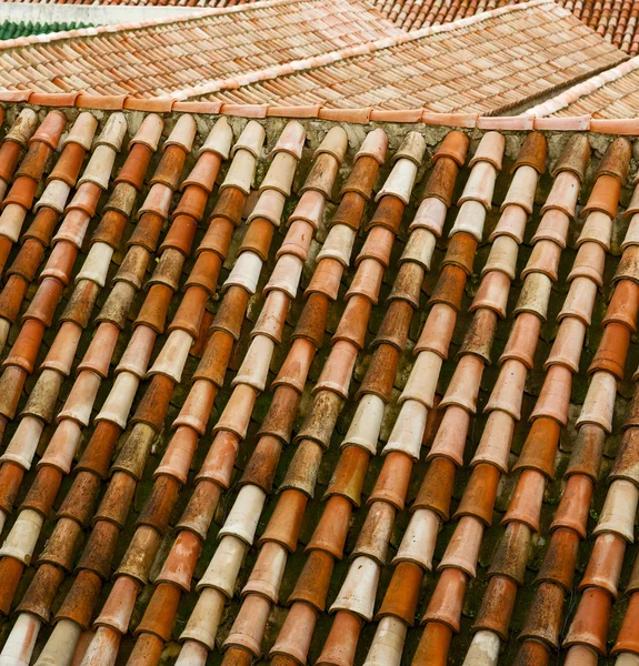 Minareto vecchio tetto di piastrelle marocchine nella città vecchia — Foto Stock