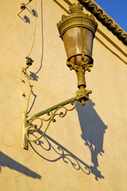  Fas Afrika eski paslı sokak lambası