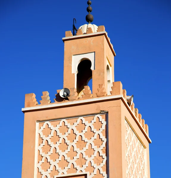 W maroc Afryki minaret i błękitne niebo — Zdjęcie stockowe