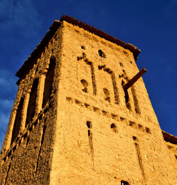 Afrika'da histoycal maroc eski yapılar ve mavi bulut — Stok fotoğraf
