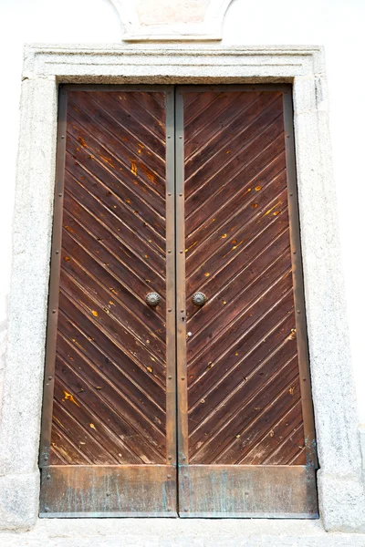 Πόρτα τοίχο στην Ιταλία και την ιστορική πύλη ξύλο — Φωτογραφία Αρχείου