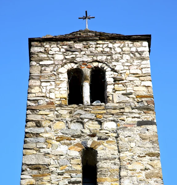 In barzola vecchio astratto e campanile chiesa giornata di sole — Foto Stock