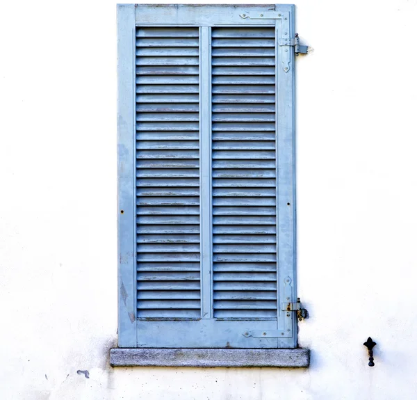 Сіре вікно палаци лиходії в бетонній цеглинці — стокове фото