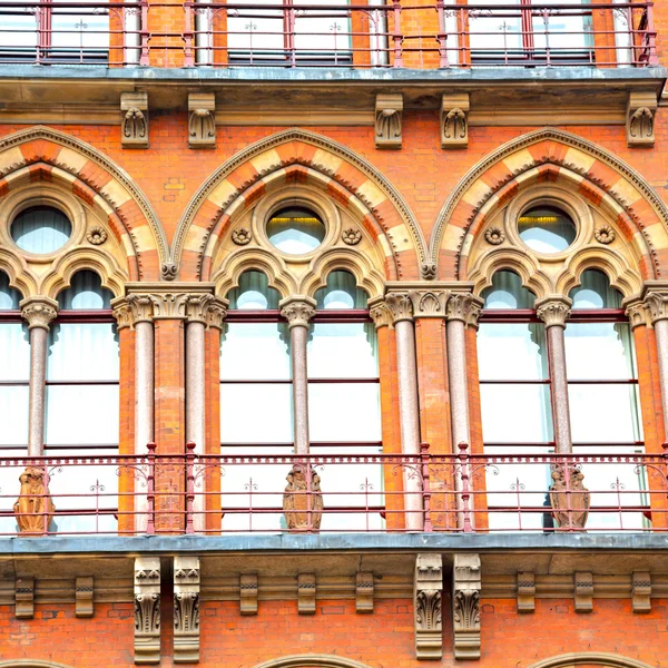 Antigua arquitectura mural en Londres ventanas inglesas y exteriores de ladrillo — Foto de Stock
