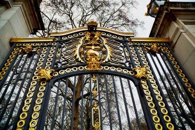 Londra İngiltere'de eski metal geçit Kraliyet Sarayı