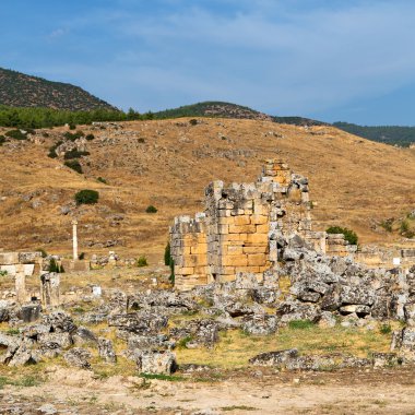 eski inşaat sütun ve Roma Tapınağı geçmiş pamukkal