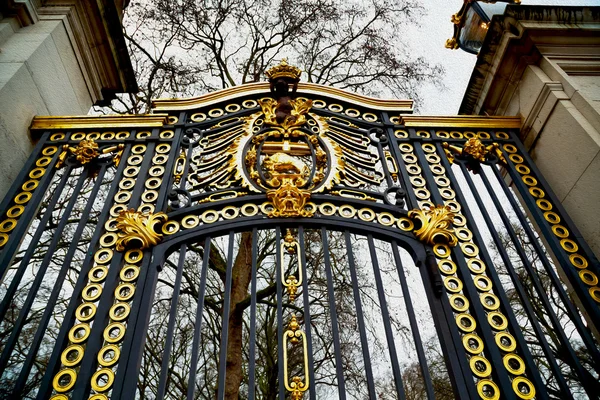 En Londres Inglaterra la antigua puerta de metal palacio real — Foto de Stock