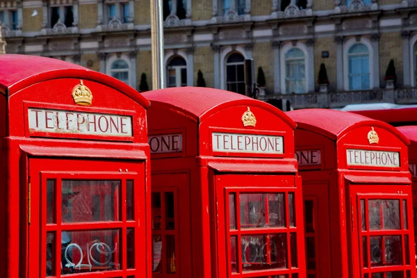 Telefone em Inglaterra londres obsoleto caixa clássico britânico ícone — Fotografia de Stock