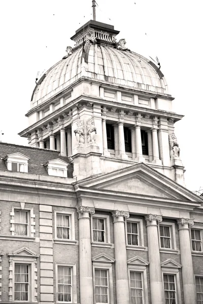 Antigua construcción en Inglaterra europa Londres pared antigua y la luz — Foto de Stock