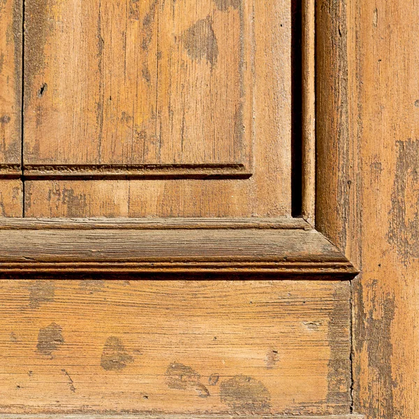 ในอิตาลี ยุโรป เนื้อเยื่อบ้านของประตูไม้และเล็บ — ภาพถ่ายสต็อก