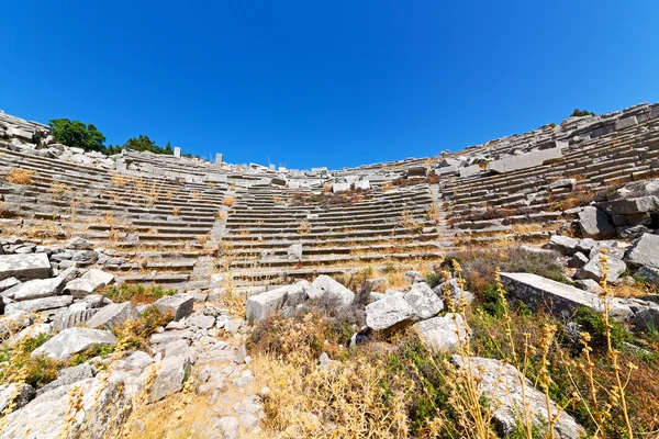 Το ιερό και το θέατρο Τουρκία Ασία ουρανό ερείπια — Φωτογραφία Αρχείου