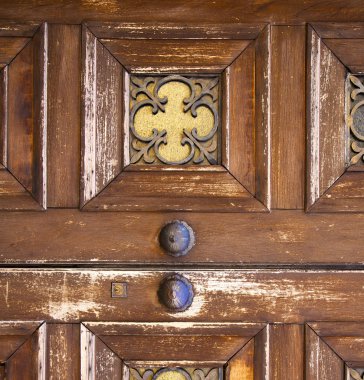   tokmağı ve ahşap cam kapı caronno varesino varese İtalya