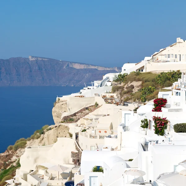 En vacaciones europa cyclades santorini casco antiguo blanco y el cielo —  Fotos de Stock