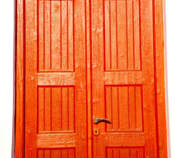 Bílá červené hnědé dveře v antické obci santorini Řecko europ — Stock fotografie