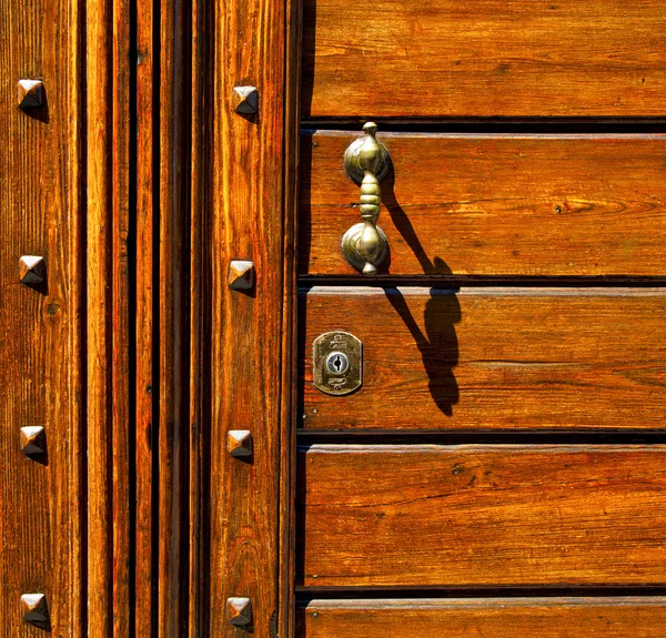 Bussare in una porta di legno chiusa olgiate olona varese italia — Foto Stock