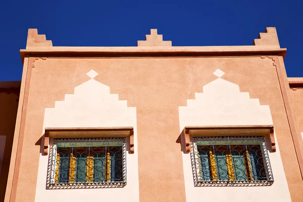 Παράθυρο στο Μαρόκο Αφρικής και παλιά κατασκευή wal — Φωτογραφία Αρχείου