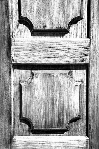 Textura de una vieja puerta marrón en italia europa — Foto de Stock