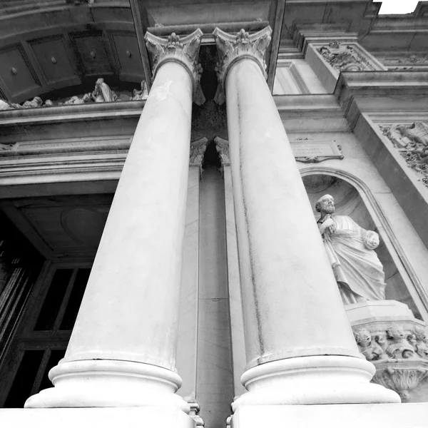 Ancienne colonne abstraite dans le pays d'Europe italie et marbre — Photo