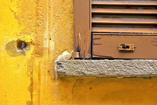 Incision   in house  window   yellow — Stock Photo, Image