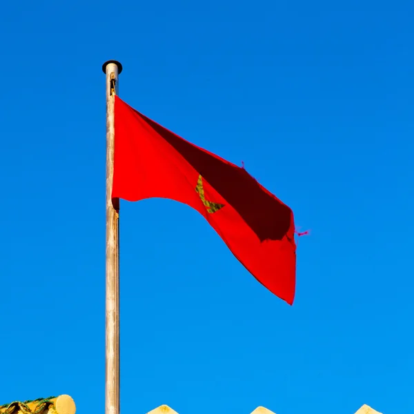 Tunisia acenando bandeira no céu azul cor e ameias wa — Fotografia de Stock