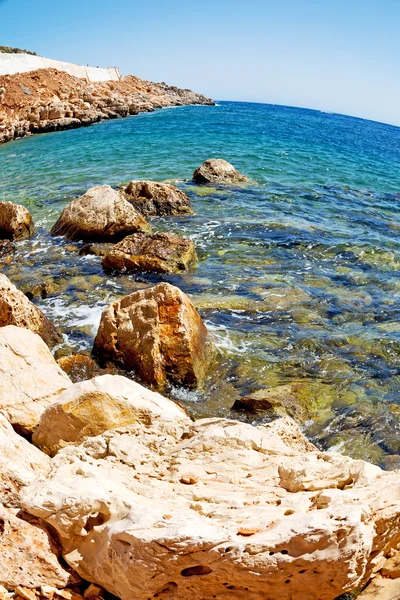 Azië in thurkey antalya lycia manier water rotsen en lucht in de buurt van de n — Stockfoto