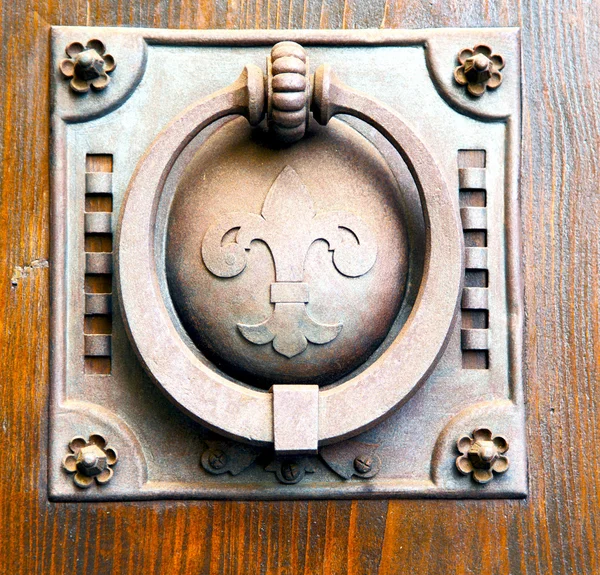 Стукач у дверній курці закрита деревина Італійський хрест — стокове фото