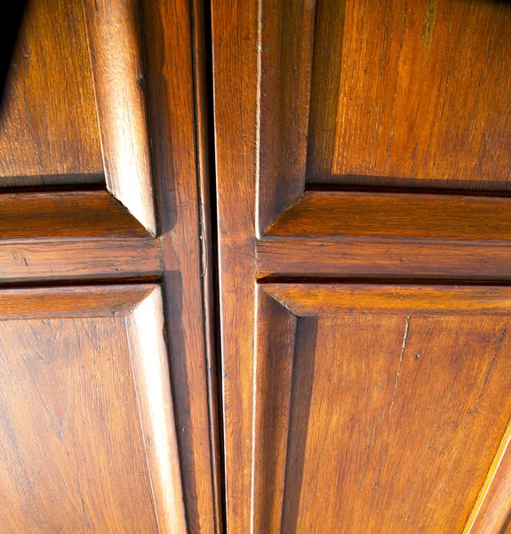 Mozzate enferrujado latão marrom batedor porta curch fechado metal wo — Fotografia de Stock