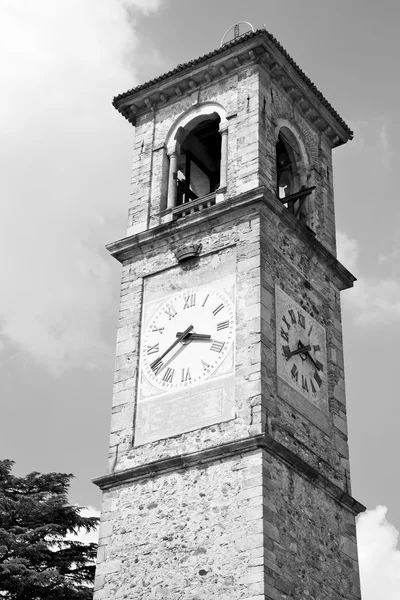 Wieża zegarowa ancien we Włoszech Europy stare kamienne i dzwon — Zdjęcie stockowe