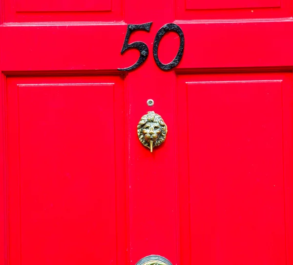 Punho vermelho em londres antigo marrom porta enferrujado latão unha e l — Fotografia de Stock