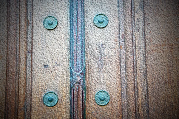 런던 골동품 갈색 문 녹슨 황동 손톱에 빛 — 스톡 사진