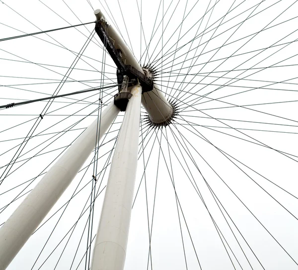 Ojo de Londres en el cielo de primavera y nubes blancas — Foto de Stock