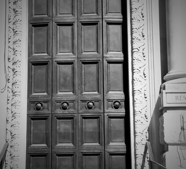 Em londres antigo marrom porta enferrujado latão unha e luz — Fotografia de Stock