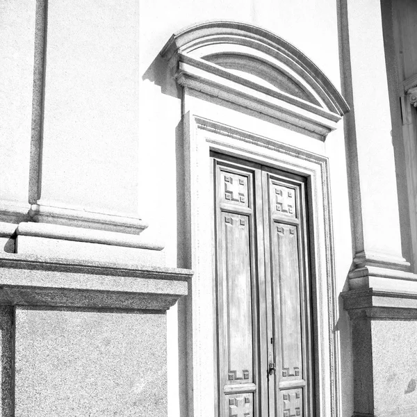 Old door in italy land europe architecture and wood the historic — Stock Photo, Image