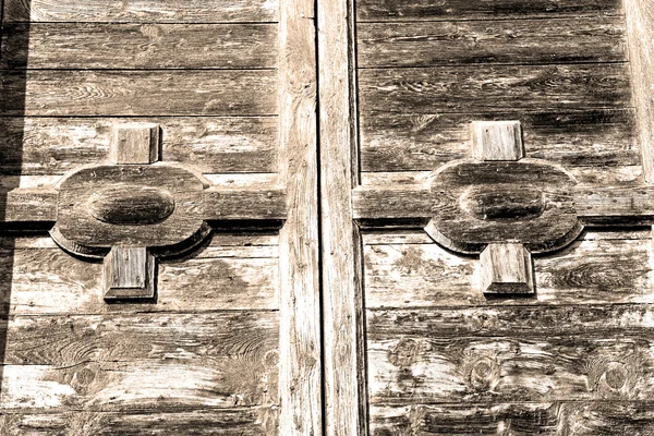 Textura de grão de uma antiga porta velha de madeira marrom em itália euro — Fotografia de Stock
